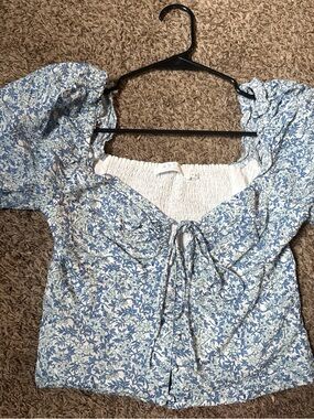 ASTR Blue and White Floral Tie-Front Puff Sleeve Top